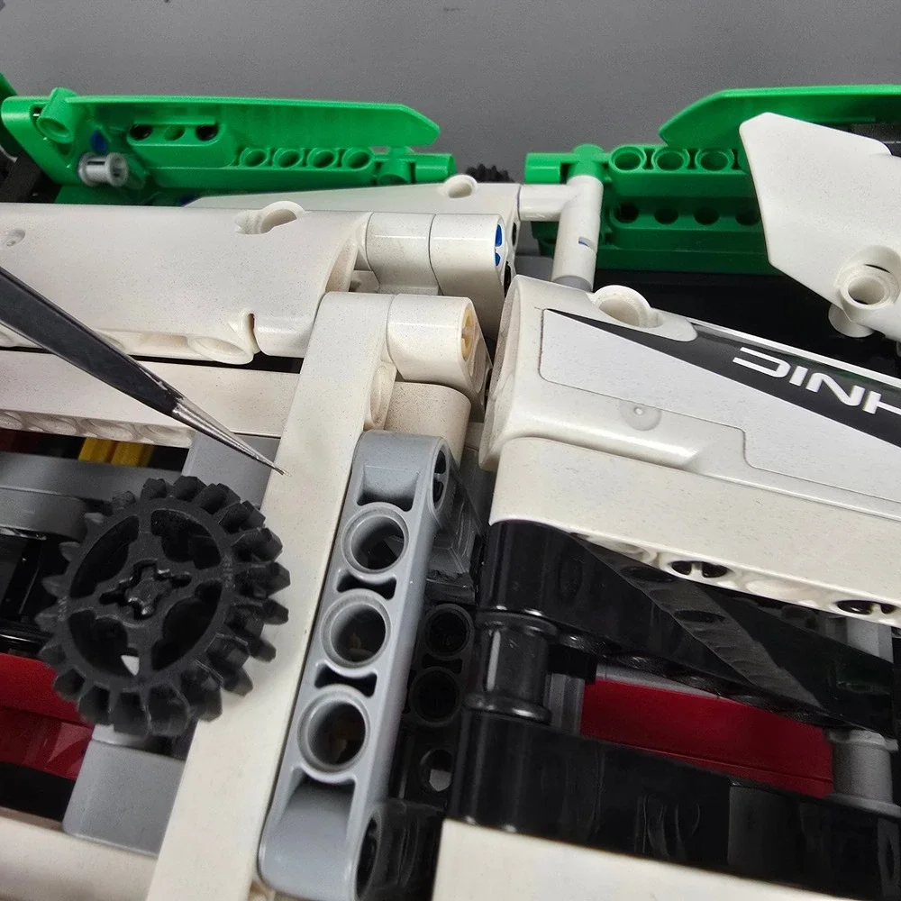 LEGO Technic 24 Hours Race Car 42039 Green White V8 Engine 2-in-1 Model